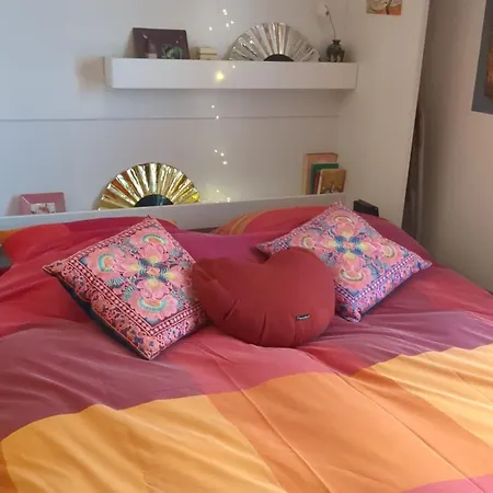Cosy Renovated Little Nest In Historic Montmartre Alloggio in famiglia *