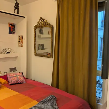 Cosy Renovated Little Nest In Historic Montmartre Alloggio in famiglia