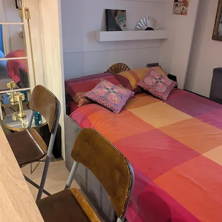 Cosy Renovated Little Nest In Historic Montmartre Parigi