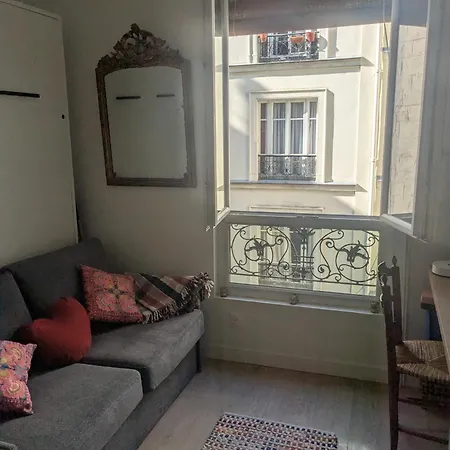 Cosy Renovated Little Nest In Historic Montmartre *