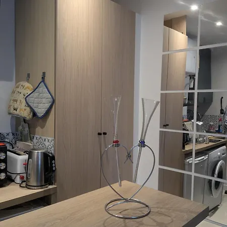 Homestay Cosy Renovated Little Nest In Historic Montmartre